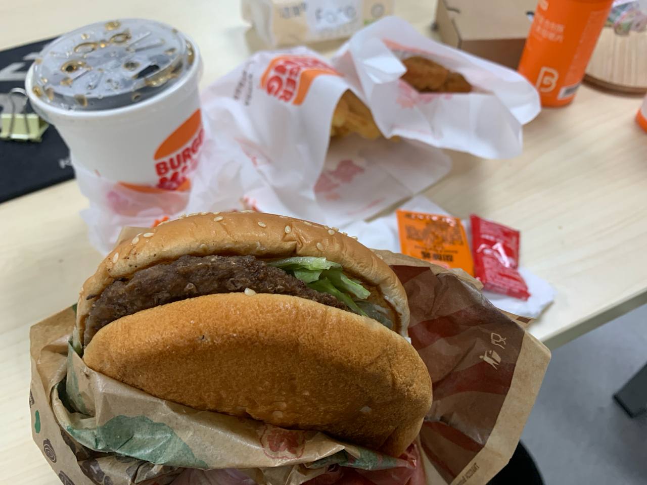 Forwarded from unknown channel:
> 终于到了
> #高级狗粮 #汉堡王 #大皇堡 #坤块 #薯条 #可乐 #洋人饭 #晚饭 #群友投喂