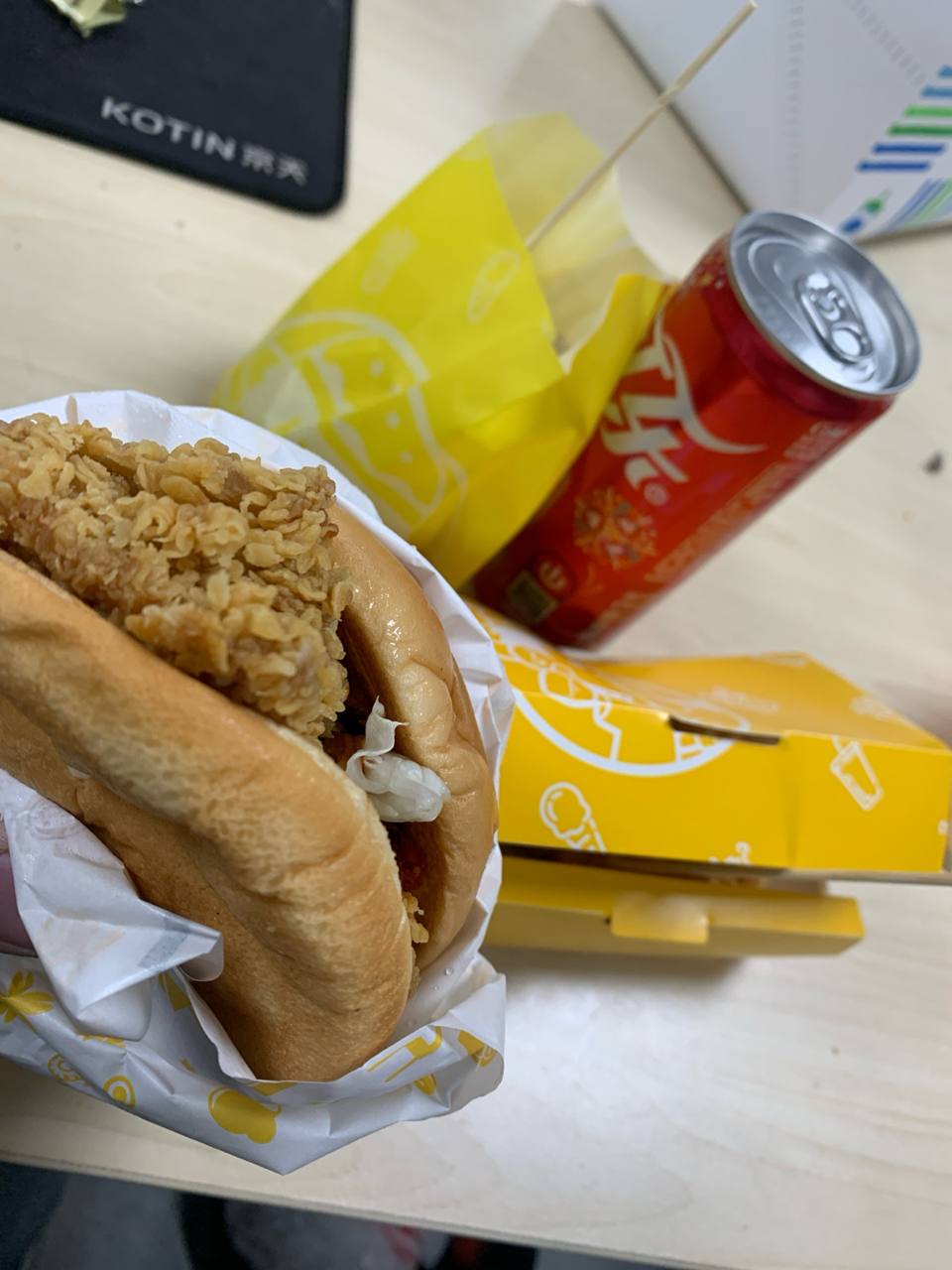 Forwarded from unknown channel:
> #狗粮 #晚饭 #汉堡 #快乐星汉堡 #坤块 #小酥肉 #可乐 #垃圾食品