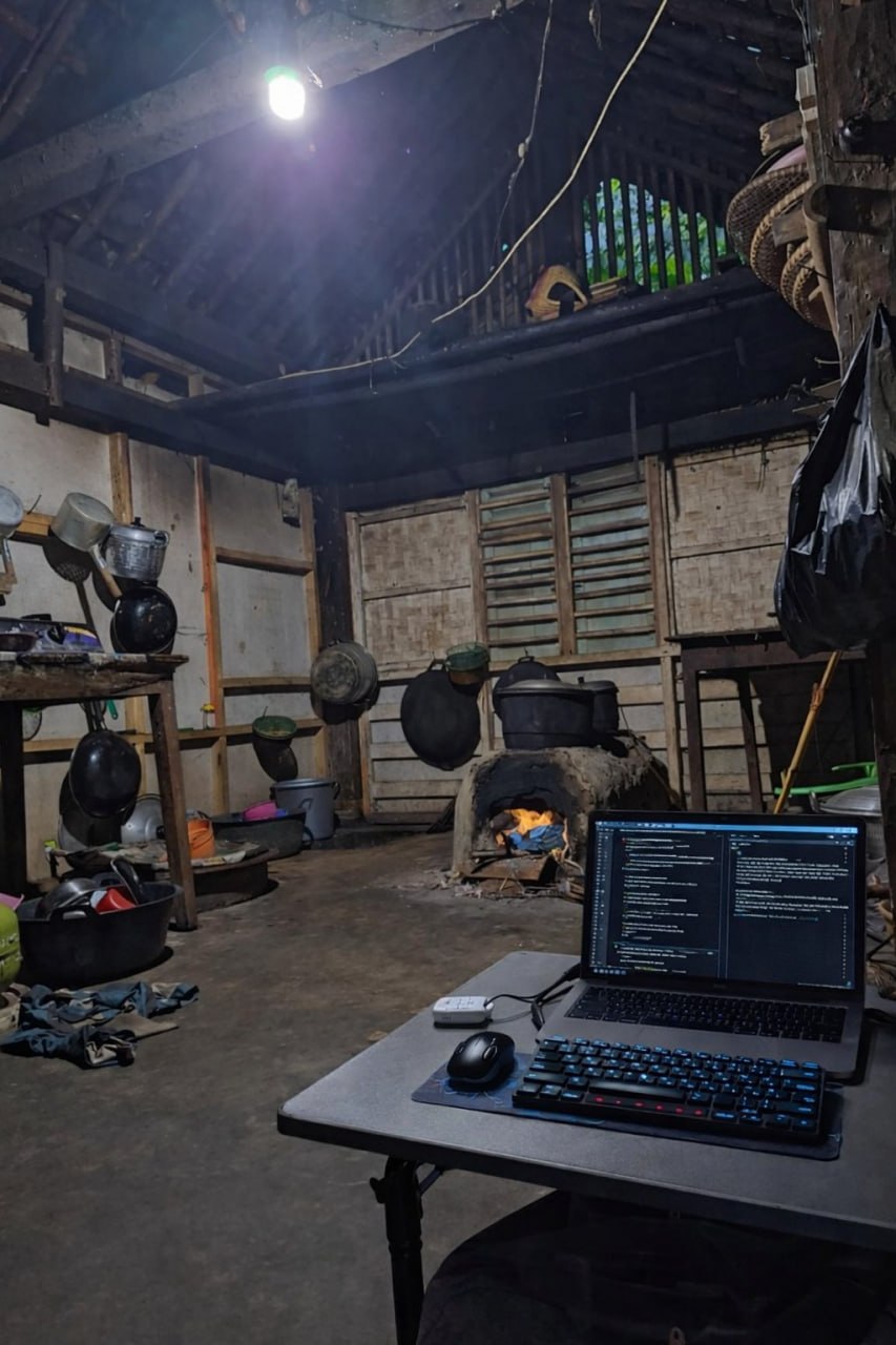 Forwarded from unknown channel:
> 这张图应该是 AI 生成的
> 但是很像农村出生的计算机大学生放假回家