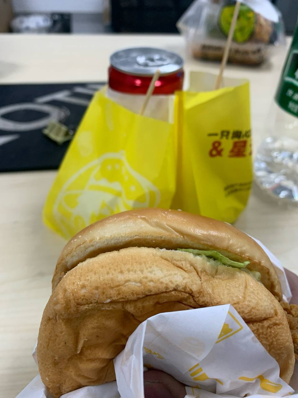 Forwarded from unknown channel:
> #狗粮 #晚饭 #汉堡 #坤块 #快乐星汉堡 #可乐 #垃圾食品