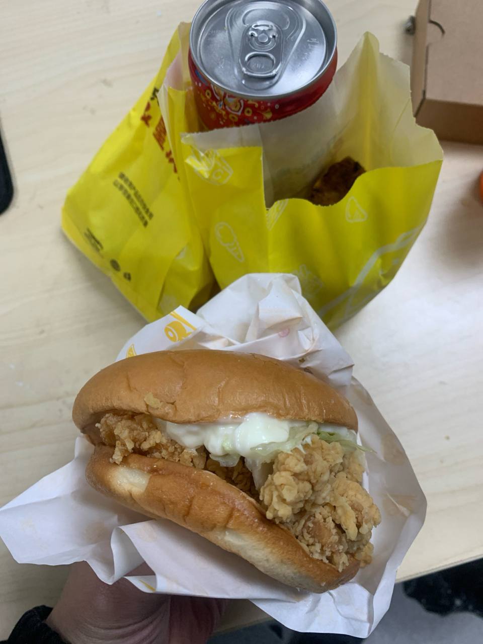 Forwarded from unknown channel:
> #狗粮 #晚饭 #汉堡 #坤块 #可乐 #快乐星汉堡  #垃圾食品