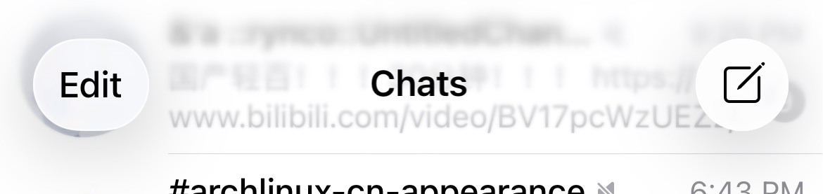 等会, 这 Chats 怎么不居中