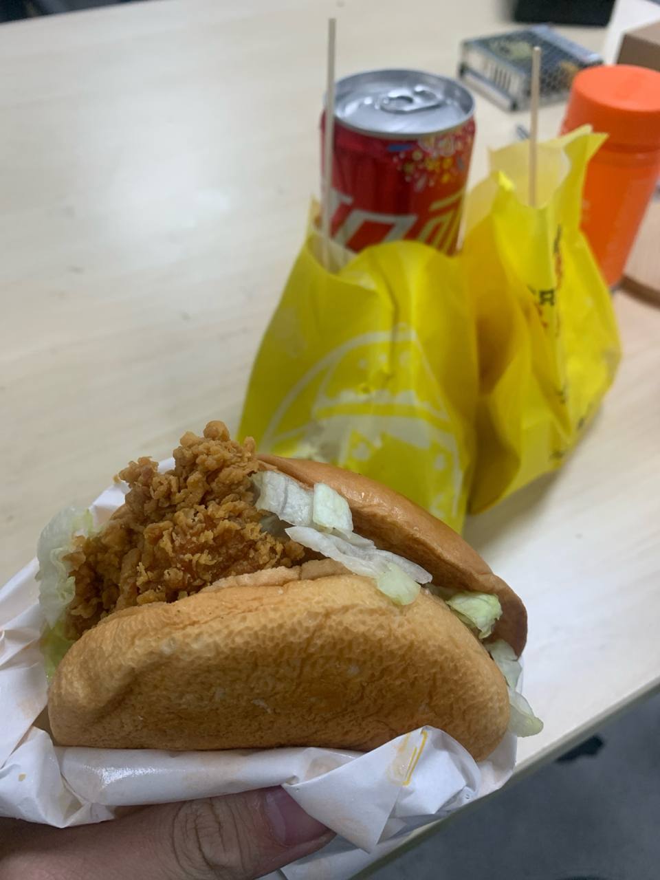 Forwarded from unknown channel:
> #狗粮 #午饭 #汉堡 #快乐星汉堡 #坤块 #可乐 #垃圾食品