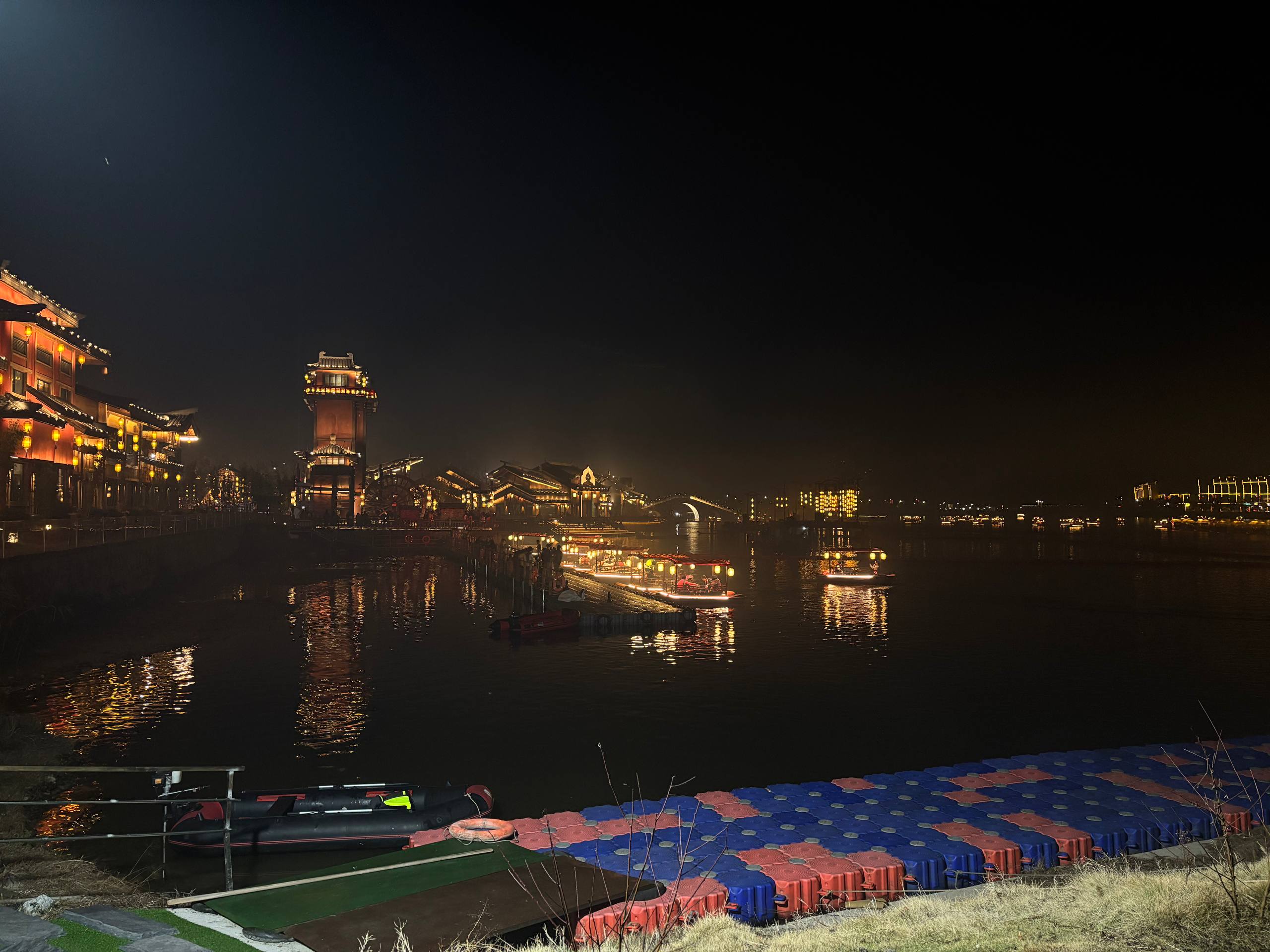 Forwarded from channel pluie的旅居日常:
> ？不是？我老家什么时候搞出这么大的旅游景点了？
> 以后再也不能说我家很偏僻屁都没有了（悲