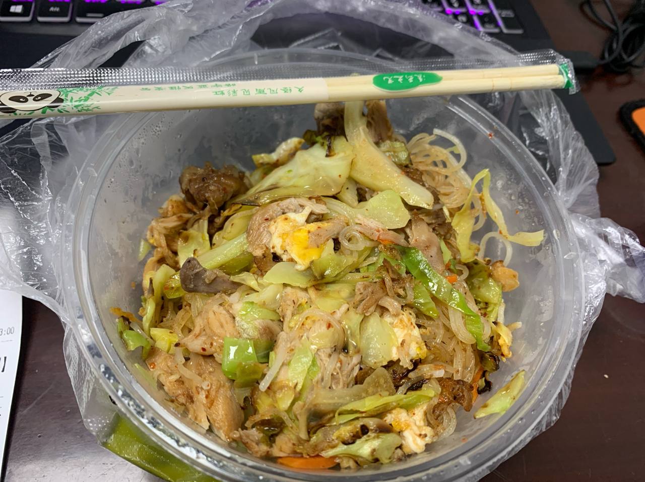 Forwarded from unknown channel:
> #狗粮 #沙县小吃 #晚饭？ 我也不知道这是一坨啥东西