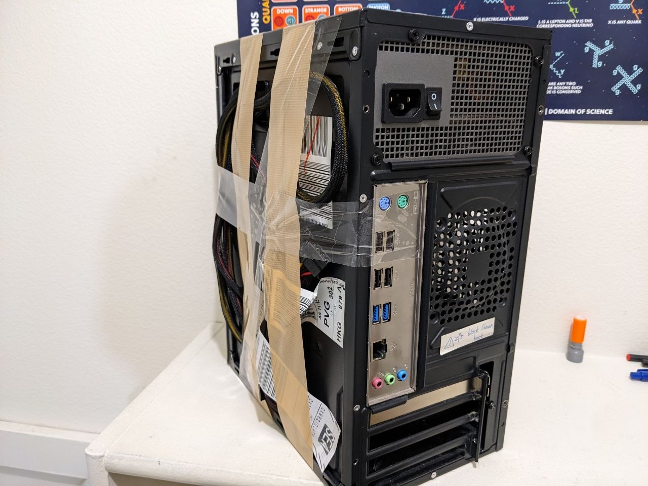 换了个电源。
但机箱实在合不上了，干脆用胶带捆一下直接上线