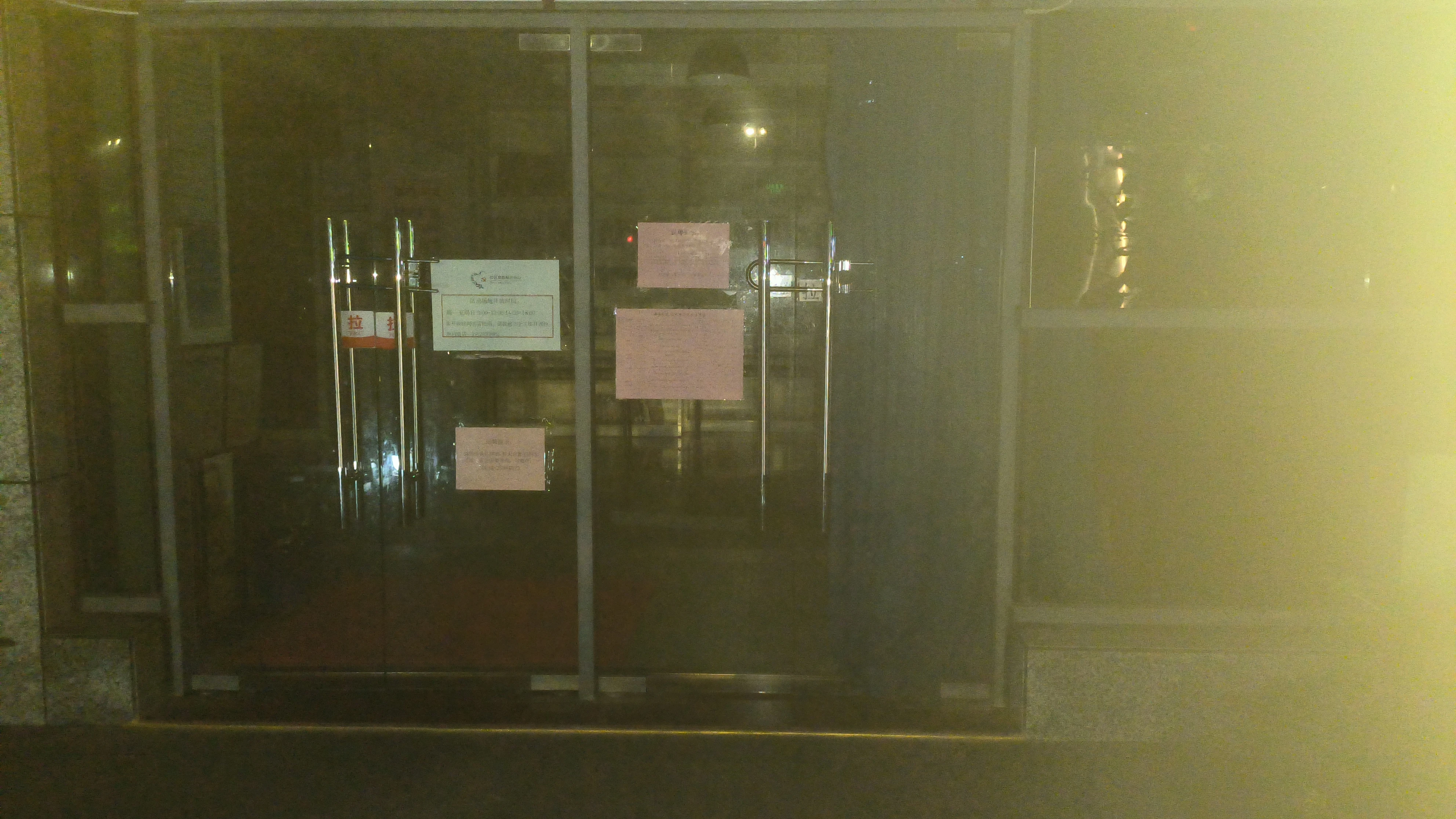 某小区图书馆，访友时摄